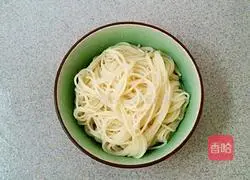Illustration of how to make noodles with scallion oil 9