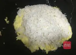 Illustration of how to make fried rice with carrots, corn and shrimps 8