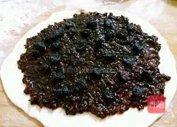 Black Illustration of how to make rice raisin cake segments 8