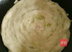 Illustration of how to make hand-shred scallion pancake 10