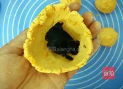 Illustration of how to make sweet potato pancakes with sesame filling 6