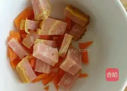 Illustration of how to make egg, shrimp, ham and fried rice 2