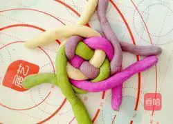 Illustration of how to make hydrangea steamed buns 8