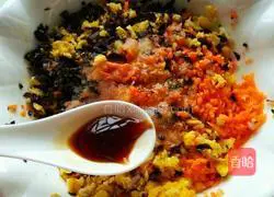 Illustration of how to make carrot and fungus lean meat dumplings 9