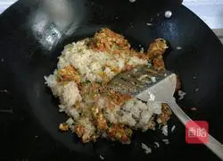 Illustration of how to make carrot and egg fried rice 9