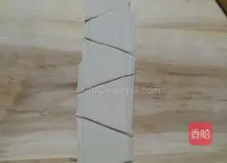 Illustration of how to make pork wontons 7