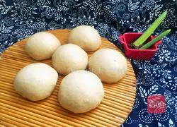 Illustration of how to make handmade whole wheat steamed buns 14