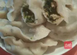 Illustration of how to make three fresh stuffed dumplings 12