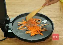 Illustration of how to make carrot and egg pancakes 4