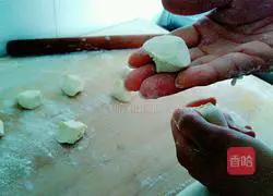 Illustration of how to make dumplings stuffed with parsley and fungus and eggs 10