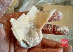 Illustration of how to make fungus meat wontons 12