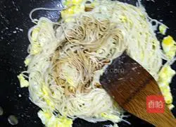 Illustration of how to make fried noodles with eggs 8