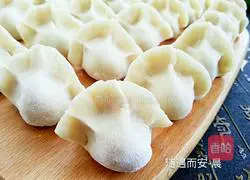 Illustration of how to make lotus vegetable and meat dumplings 16