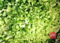 Illustration of how to make celery, dragon and fish wontons 3