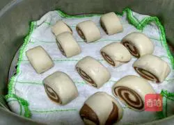 Illustration of how to cut steamed buns with two-color knife 9