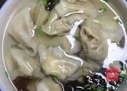 Illustration of how to make fresh meat and river shrimp wontons 6