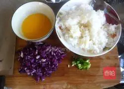 Illustration of how to make purple cabbage and egg fried rice 1