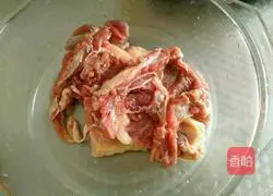 Illustration of how to make mutton dumpling stuffing 1