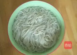 Illustration of how to make noodles with shredded potatoes and chili shreds 4
