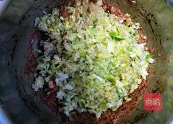 Illustration of how to make lotus root and pork dumpling stuffing 8