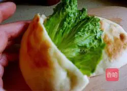 Illustration of how to make shrimp and cucumber pocket cake 4