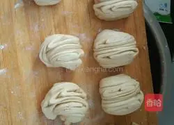 Illustration of how to make homemade steamed buns and flower rolls at home 7