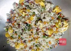 Illustration of how to make colorful vegetable fried rice 8