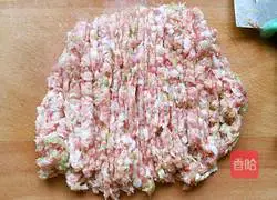 Illustration of how to make wontons stuffed with pork and mushrooms 3