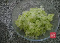 Illustration of how to make mushroom, cabbage and pork dumpling stuffing 6