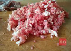 Illustration of how to make mutton and carrot dumpling stuffing 1