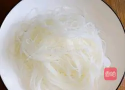 三Illustration of how to make shredded fried rice noodles 4
