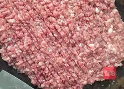 Illustration of how to make pork and leek dumplings 2