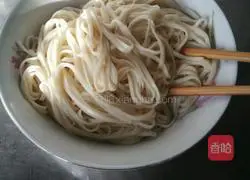 Illustration of how to make chicken noodles with oil 3
