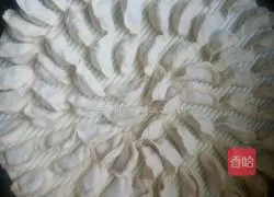 Illustration of how to make celery and pork dumplings 11