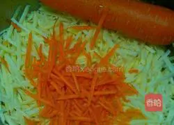 Illustration of how to make carrot and potato pancakes 2