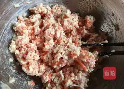 Illustration of how to make lotus root meat pie 3