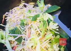 Illustration of how to cook thin noodles with cumin shredded pork 3