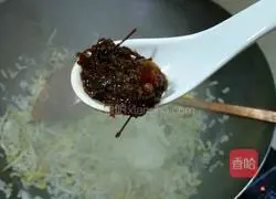 Illustration of how to make mung bean sprouts and egg fried rice 7