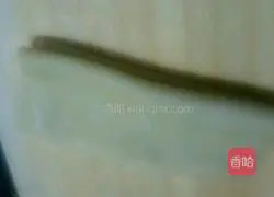 Illustration of how to cut noodles with a hand rolling knife 3