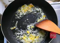 Illustration of how to make carrot fried rice 3