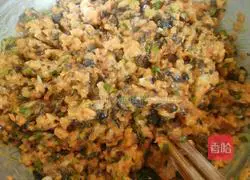 Illustration of how to make dumplings stuffed with carrots and fungus 10