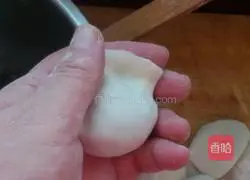 Illustration of how to make beef and fennel stuffed dumplings 8