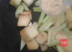 Illustration of how to stir-fry pepper-flavored steamed buns 7