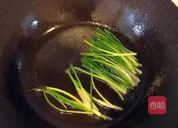 Illustration of how to make noodles with scallion oil 2