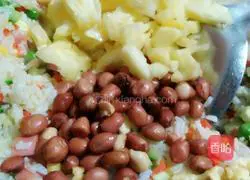 Illustration of how to make pastoral pineapple fried rice 11