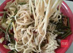 Illustration of how to make strips (mixed noodles) 17