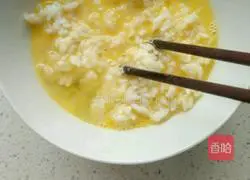 Illustration of how to make egg fried rice 1