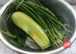 Illustration of how to make leek and zucchini dumplings 3