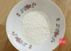 Hand Illustration of how to roll noodles 1