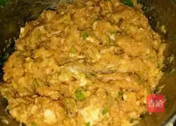 Illustration of how to make mushroom and chicken wontons 5